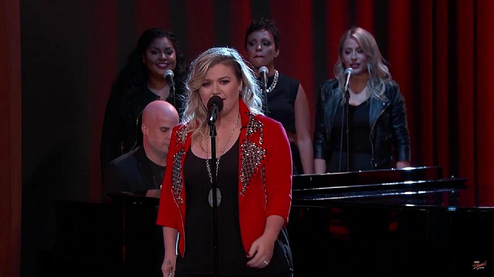 Kelly Clarkson Sings Tinder 