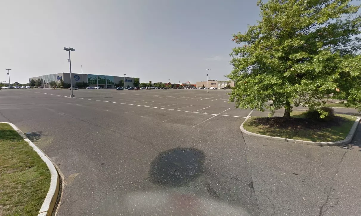 40322268] [OC] An empty parking lot at an abandoned mall in Burlington NJ