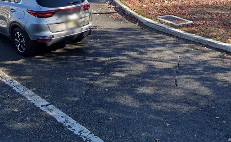 Traffic signal wires in a road - Photo: Google Maps