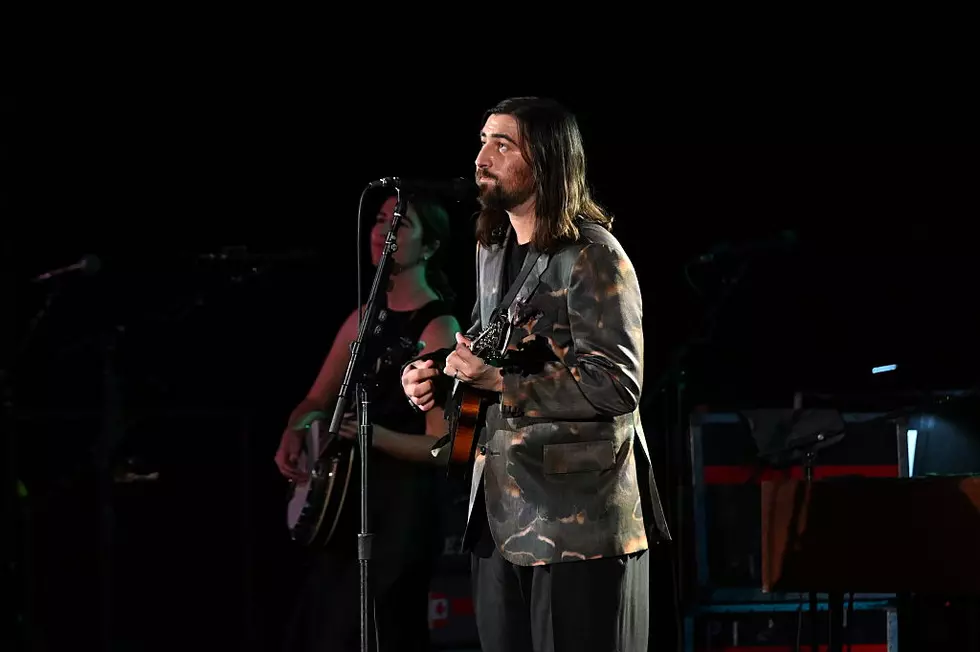 Noah Kahan performing live ahead of his 2026 Philadelphia concert