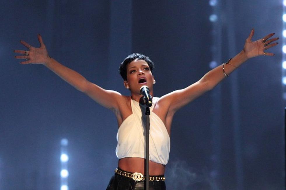 Rihanna Wins Favorite R&B Artist at 2013 People’s Choice Awards