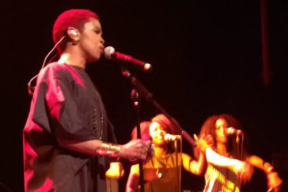 Lauryn Hill Performs Solo