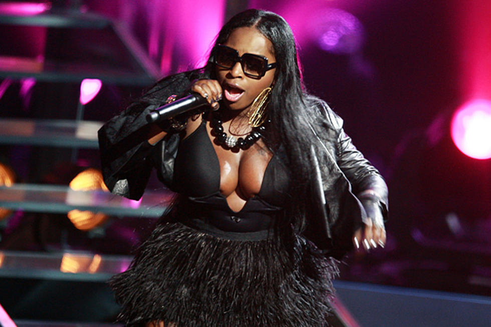 Foxy Brown Falls Onstage During Performance of ‘Bandz Up’ [Video]