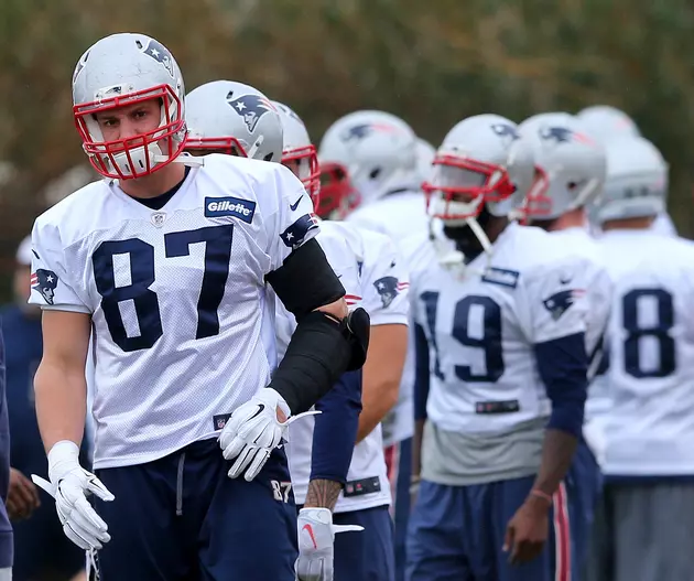 Gronk, Lewis Return To Pats Practice [VIDEO]