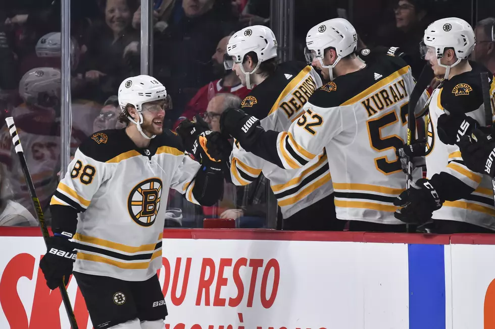 Pastrnak records 2nd hat trick, Bruins rout Canadiens 8-1