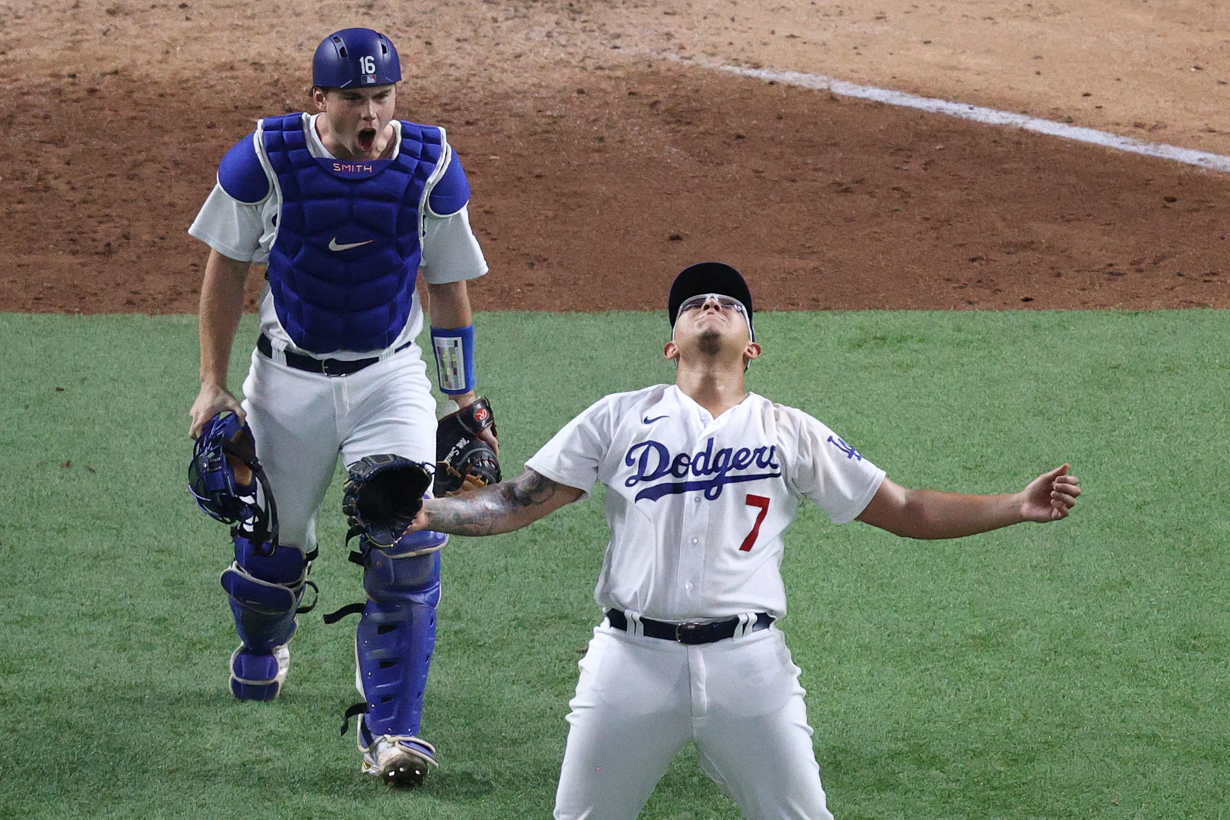Catch this! Betts Saves Dodgers with 3rd Web Gem in 3 nights [VIDEO]