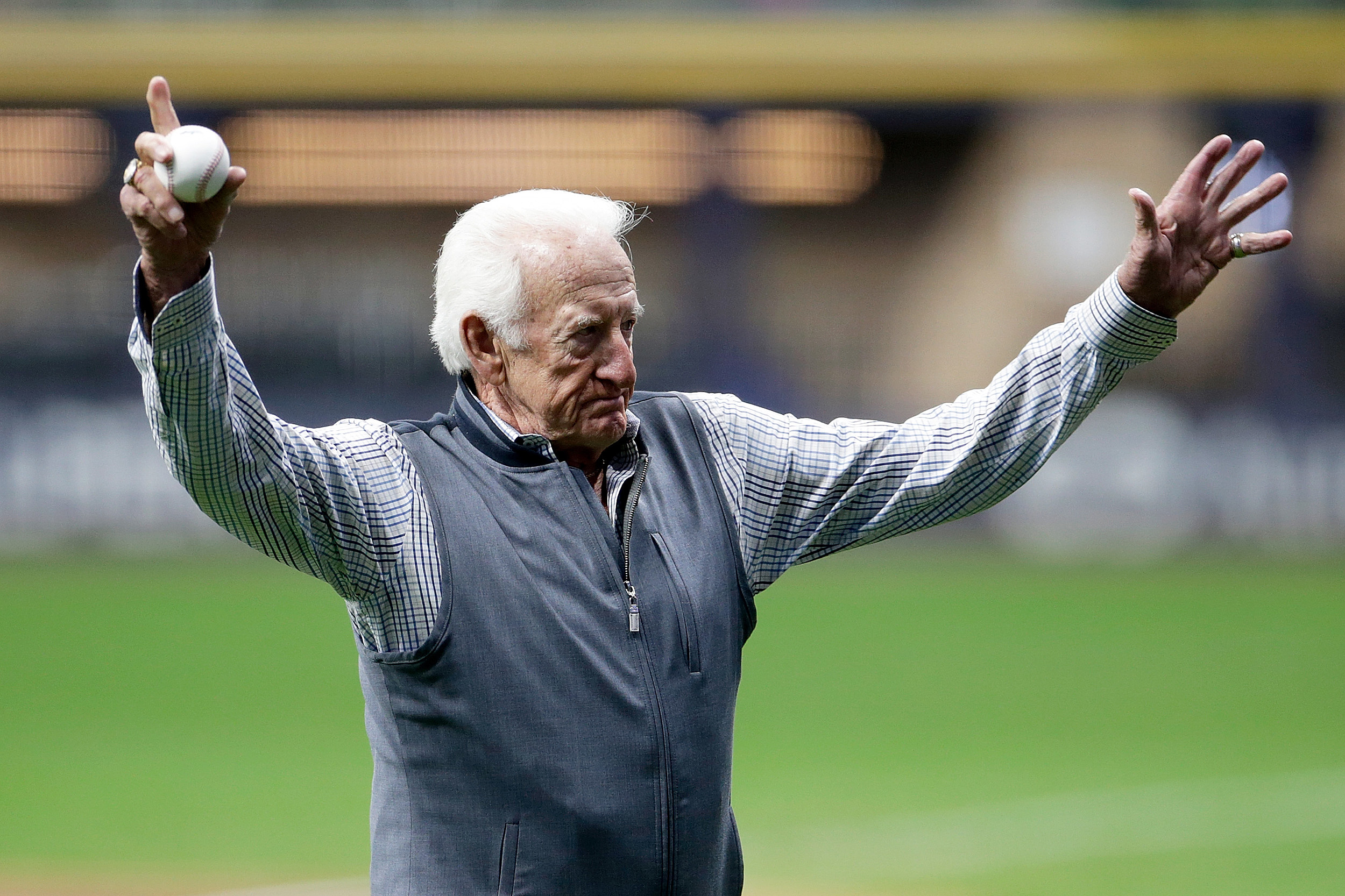 Brewers announcer Bob Uecker honored for 50 years behind mic [VIDEO]