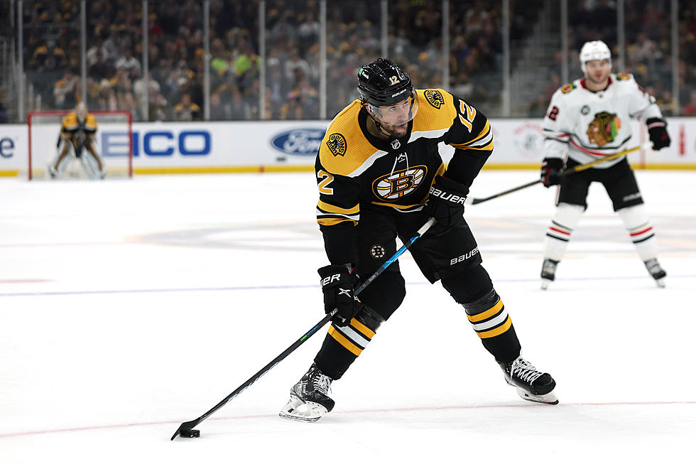 David Pastrnak Breaks Late Tie, Bruins Beat Blackhawks 4-3