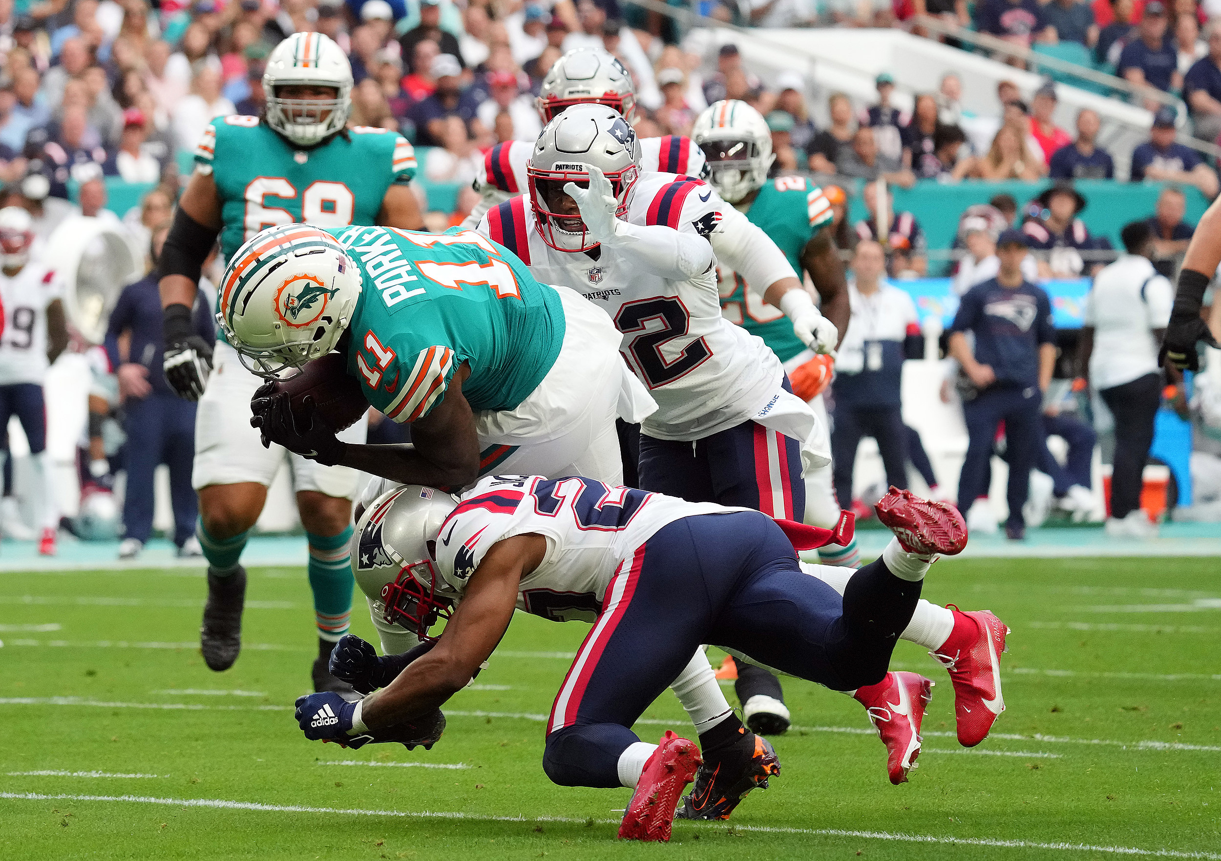 Patriots acquire DeVante Parker from Dolphins for draft picks