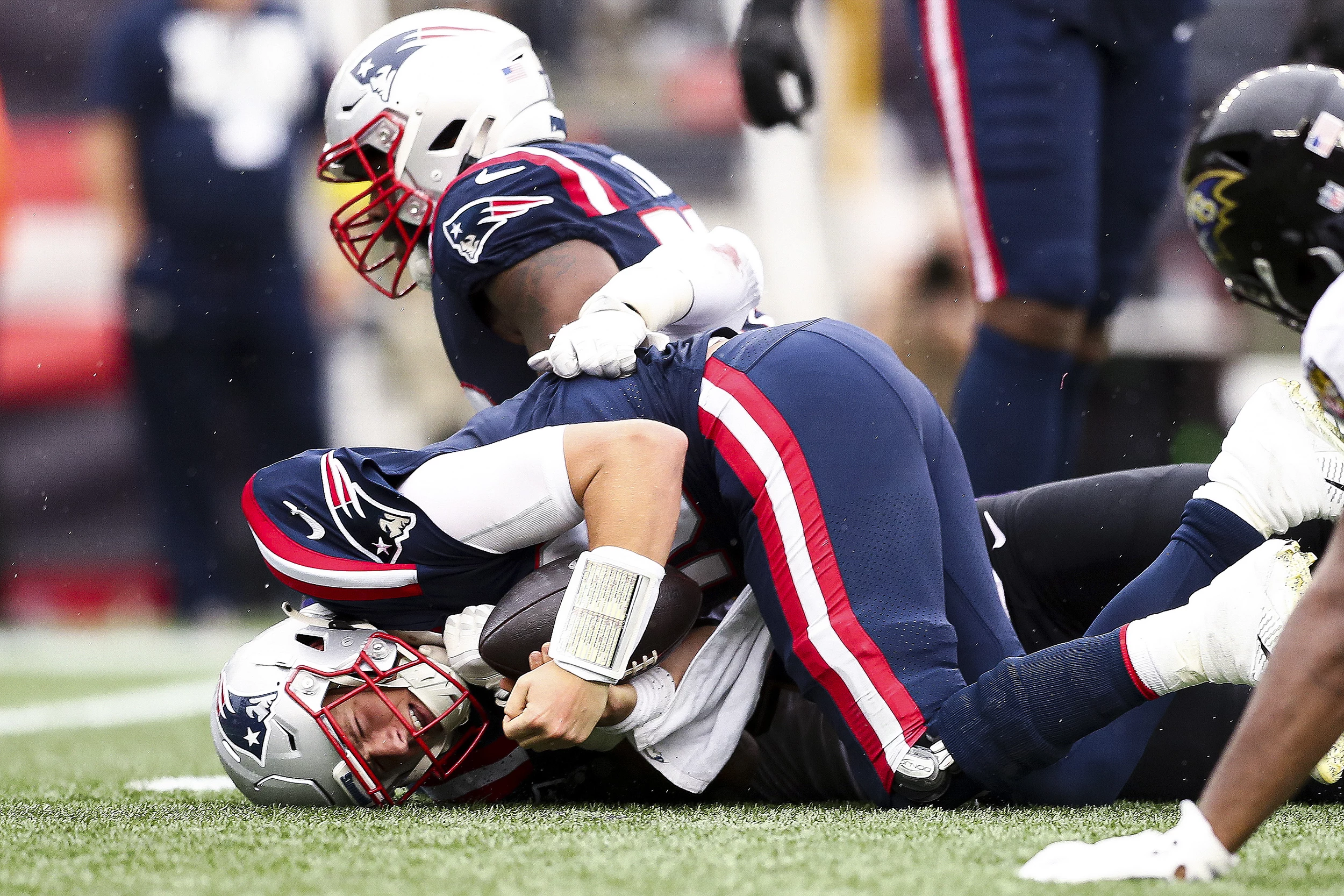 Lamar Jackson scores 5 touchdowns as the Ravens beat the Patriots 37-26