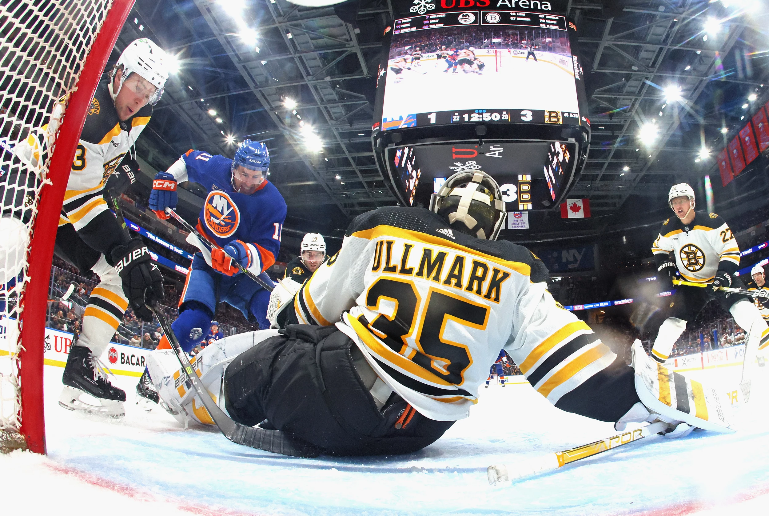 Clutterbuck, Varlamov lead Islanders to 3-1 win over Bruins