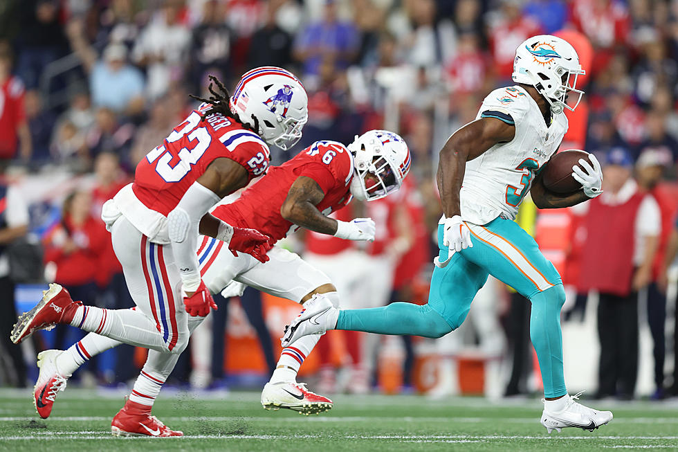 Mostert Runs for 2 TDs, Tagovailoa Throws for another as Dolphins Hold off Patriots 24-17