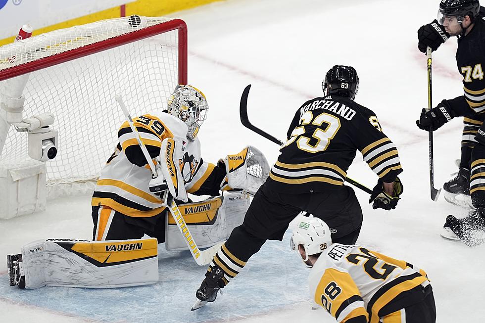 David Pastrnak reaches 40 goals as Bruins beat fading Penguins 5-1