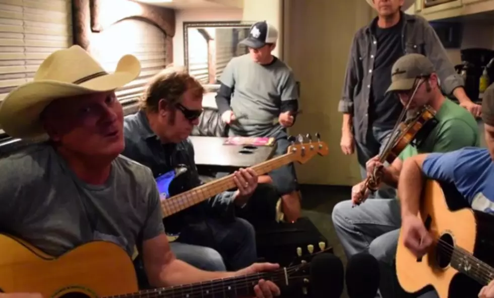 Kevin Fowler Covers George Strait ‘Right or Wrong’