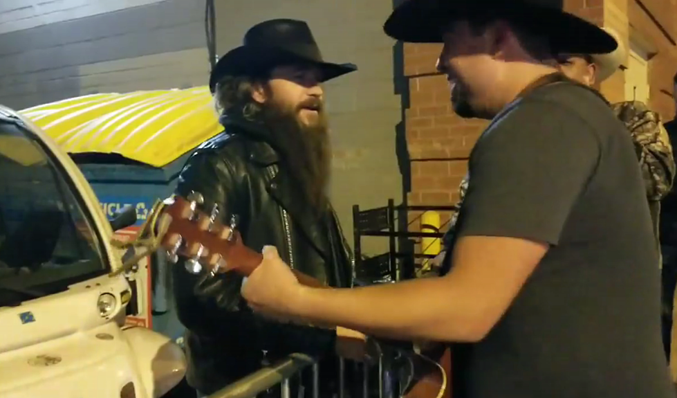 Cody Jinks Stops to Sing &#8216;Looking for a Party Crowd&#8217; with a Local Albuquerque Singer