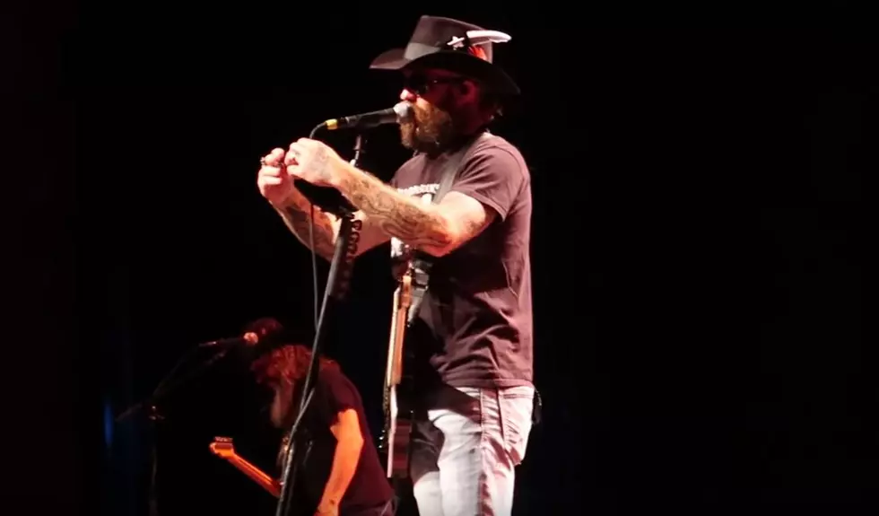 Cody Jinks Moved to Read Names of Service Members Killed in Action After Singing ‘Holy Water’