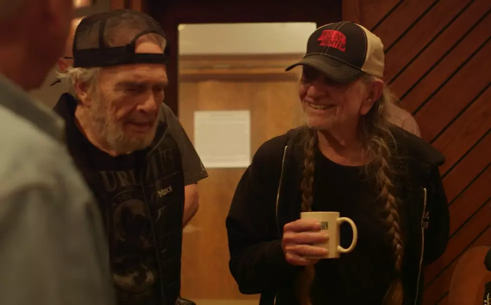 Merle Haggard & Willie Nelson ‘It’s All Going to Pot’ for 420