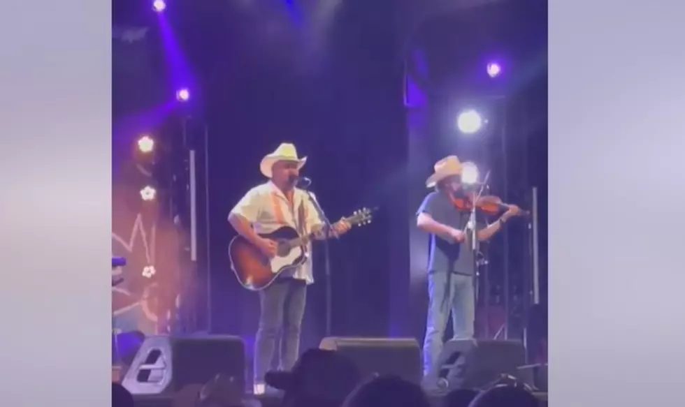 Randy Rogers Singin&#8217; George Strait&#8217;s Smash &#8216;The Chair&#8217; Makes it Feel Like &#8217;85