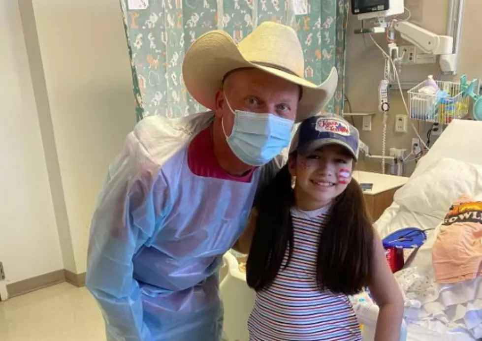 Kevin Fowler Visits Young Fan &#038; Survivor of the Uvalde School Shooting