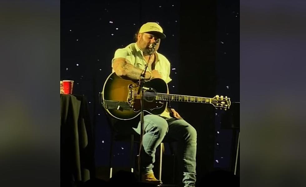 Koe Wetzel Singing ‘Rudolph The Red Nosed Reindeer’