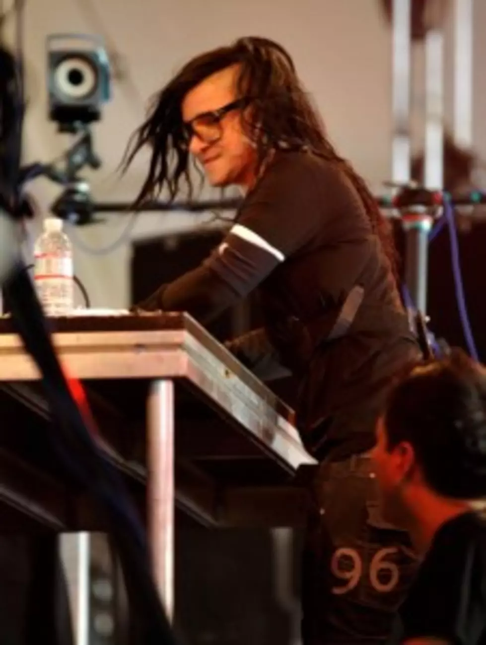 A Very Skrillex Christmas! The Cadger Dubstep Christmas House &#8211; First Of The Year (Equinox) [Video]