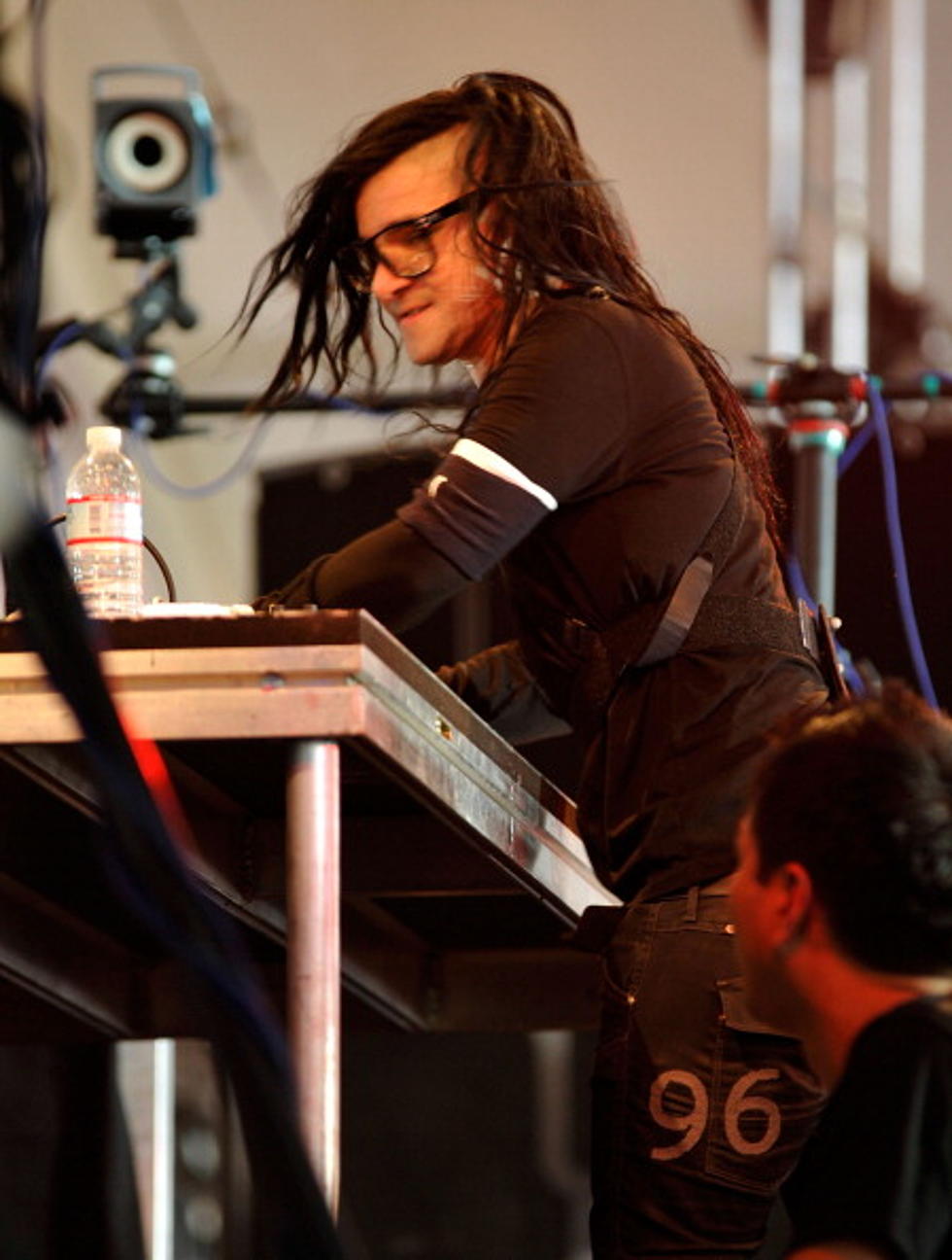 A Very Skrillex Christmas! The Cadger Dubstep Christmas House – First Of The Year (Equinox) [Video]