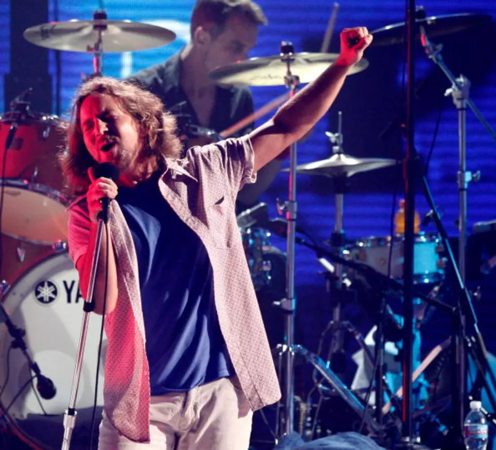 Pearl Jam Replaces Fan&#8217;s Stolen Autographed Guitar