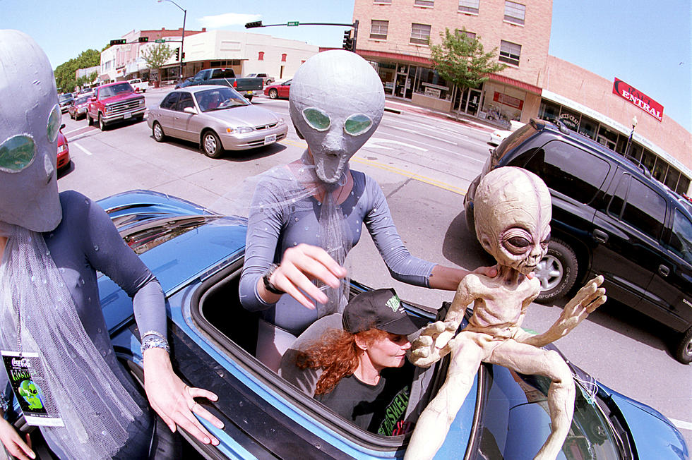 Former Blink 182 Frontman Believes In Aliens – Thinks The Government’s Out To Get Him [VIDEO]