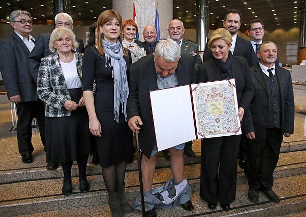 Man's Pants Fall down While Accepting Award from Croatian President