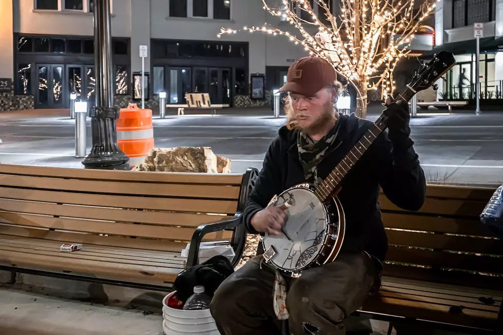 El Paso’s Playful Homeless Man Making a Living with His Banjo