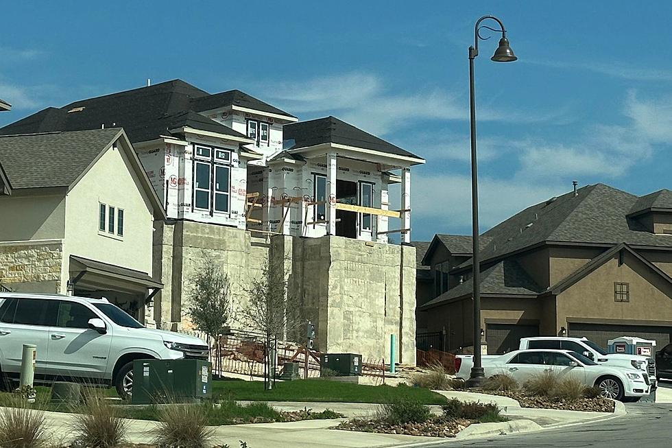 This House in Texas Has a Weird Foundation and Everyone Has Questions