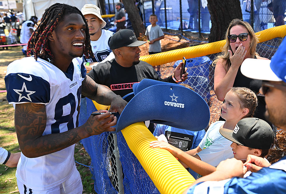 Cowboys CeeDee Lamb Surprises Texas Families For Thanksgiving