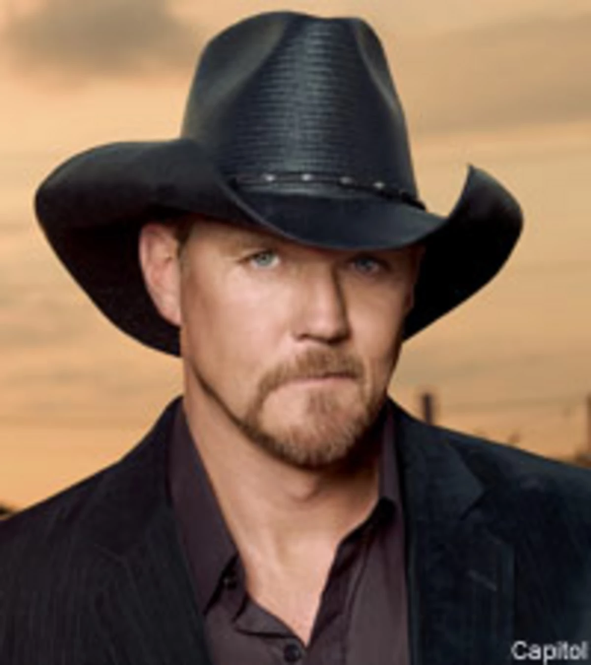 Trace Adkins Performs for Troops