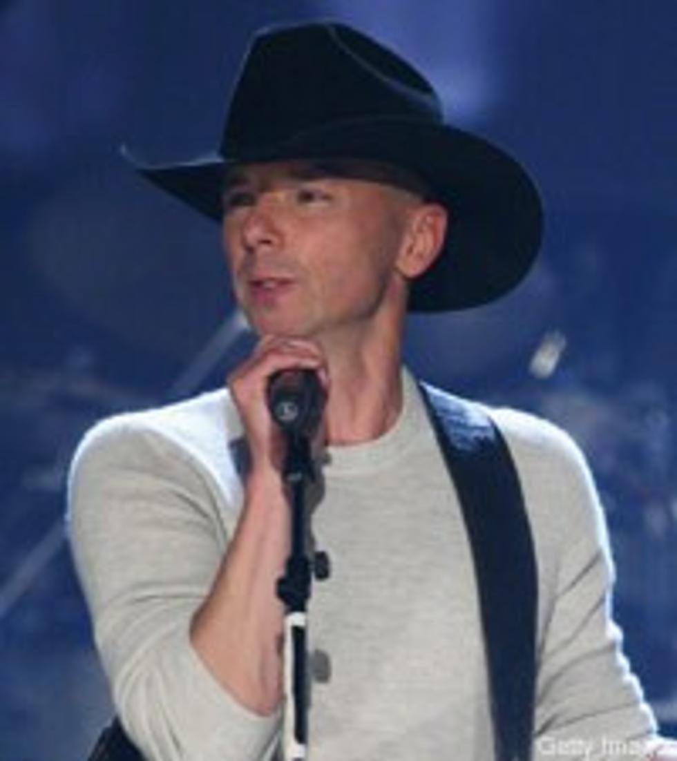 Kenny Chesney Performs Despite Painful Injury