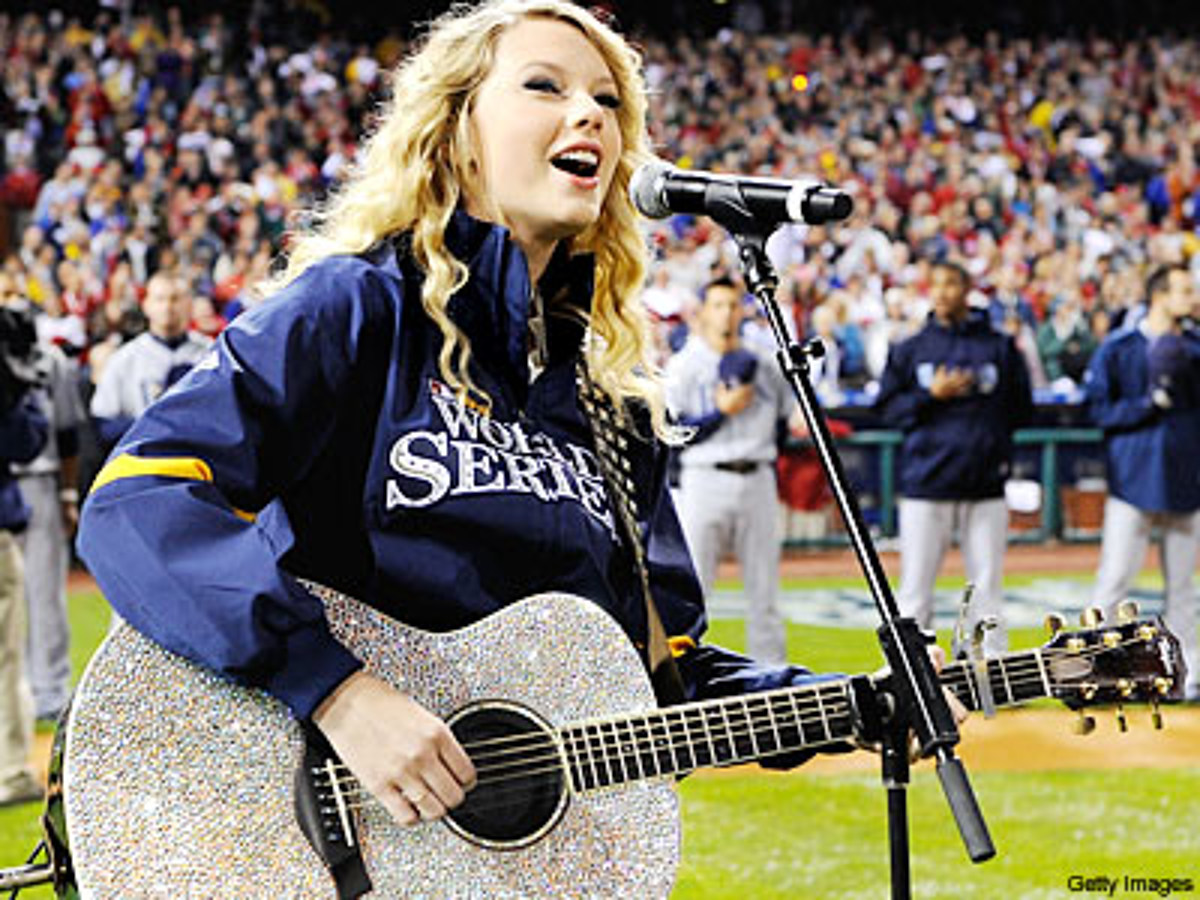 Тейлор страна. Американская певица Taylor. Певица в Америке знаменитая у молодёжи. Певица на летнем фестивале. Taylor Swift NFL.