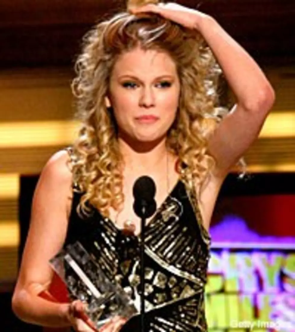 Taylor Swift Wins ACM Album of the Year