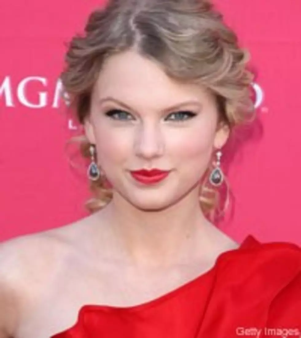Taylor Swift Donates Her Prom Dress