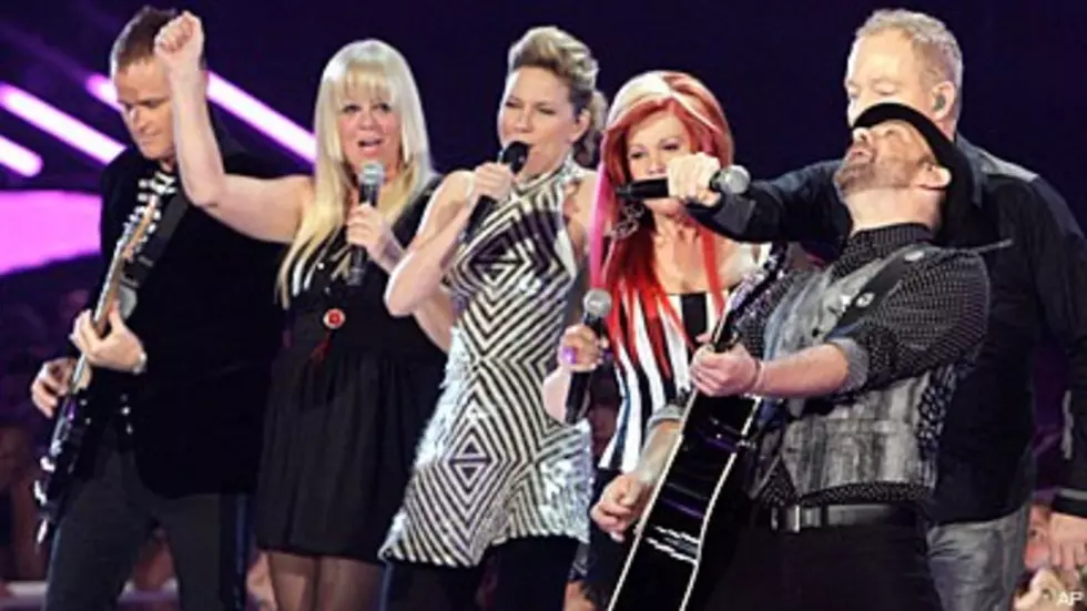 B-52&#8217;s, Def Leppard, T-Pain Shake Up the CMT Awards