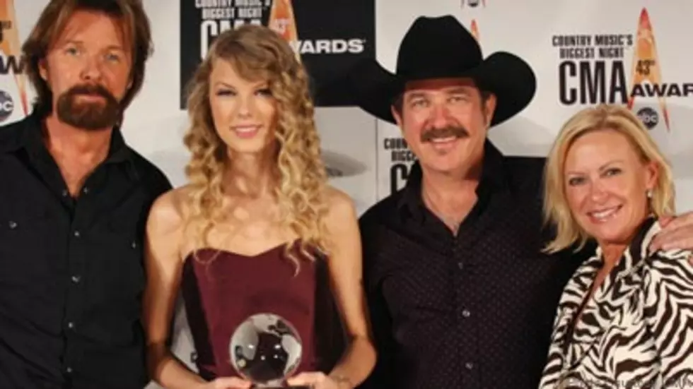 Taylor Swift Picks Up Another CMA Award!