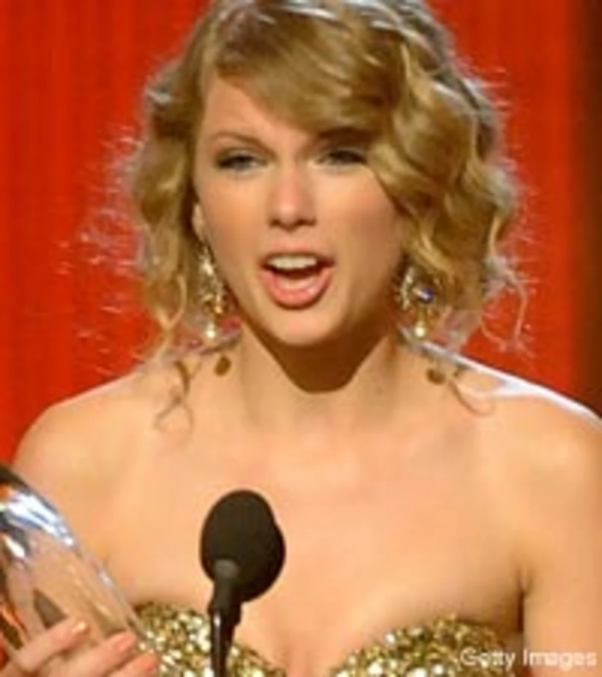 Taylor Swift Wins 2009 CMA Entertainer of the Year