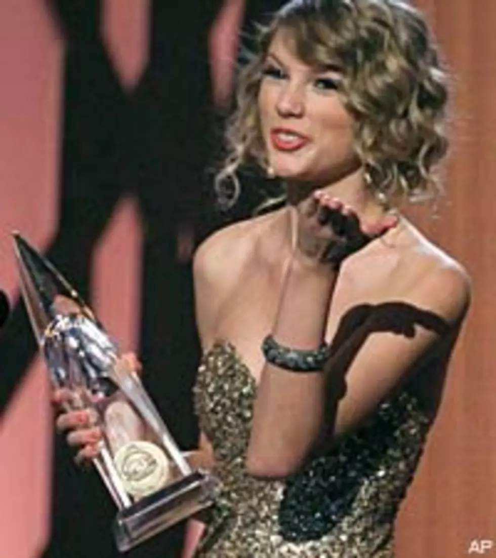 Taylor Swift&#8217;s CMA Entertainer Win Has Stars Divided