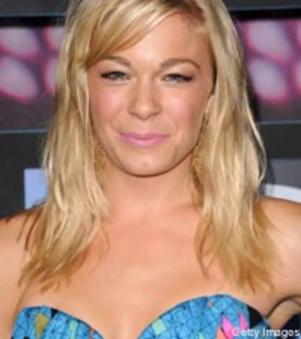 LeAnn Rimes Quits Twitter, Starts Changing Diapers