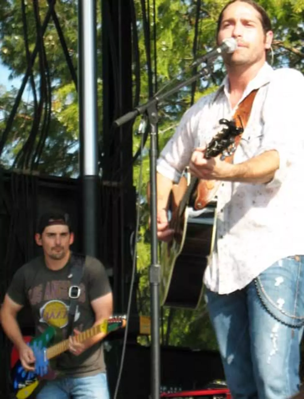 Josh Thompson Has Surprise Guitar Jam With Brad Paisley