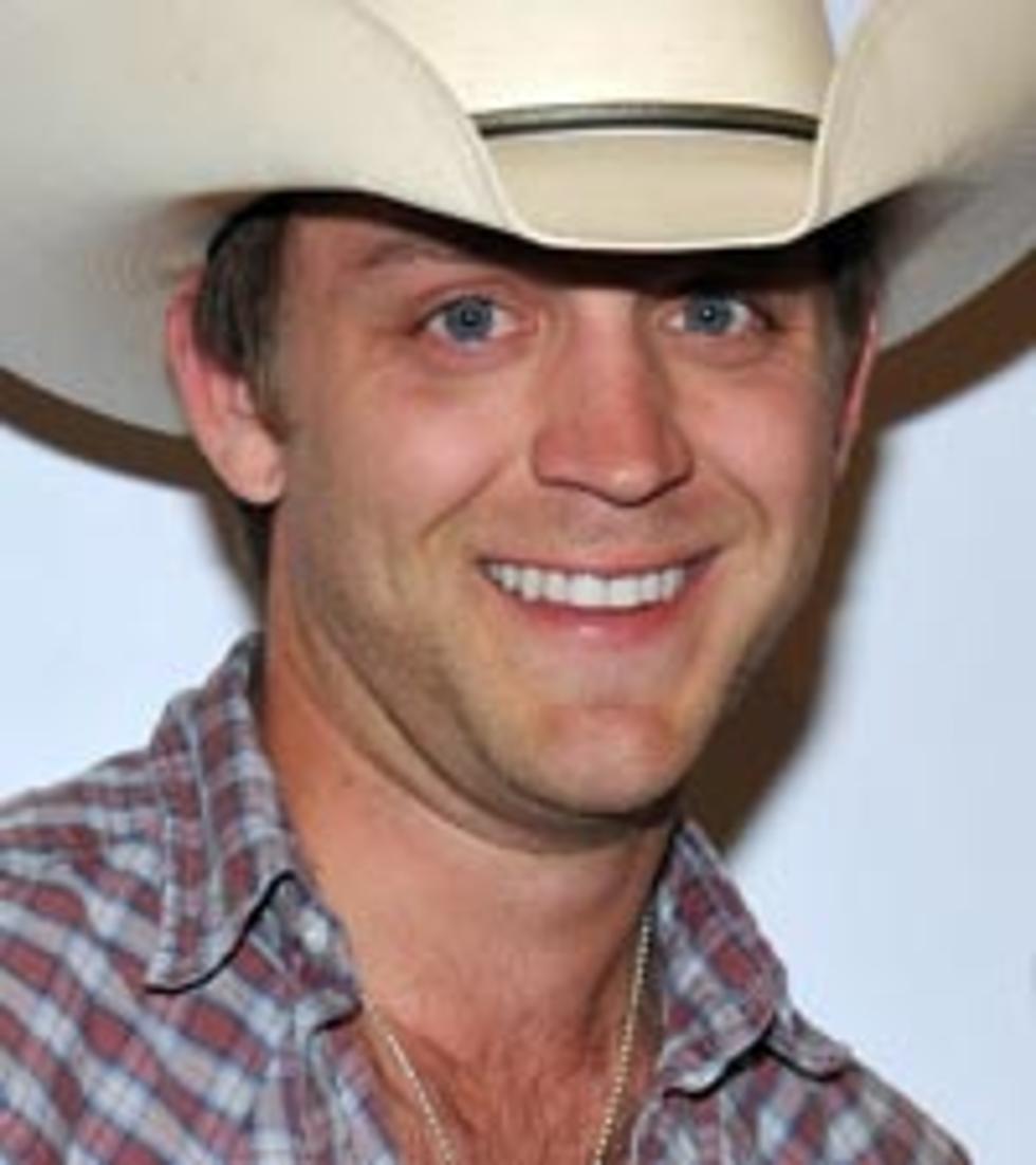 Justin Moore Keeps Fans Close