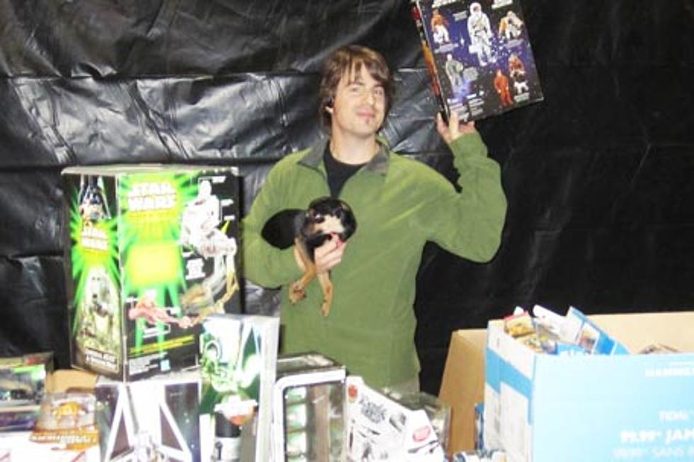 Jimmy Wayne Helps Prepare Gifts for ‘Paper Angels’