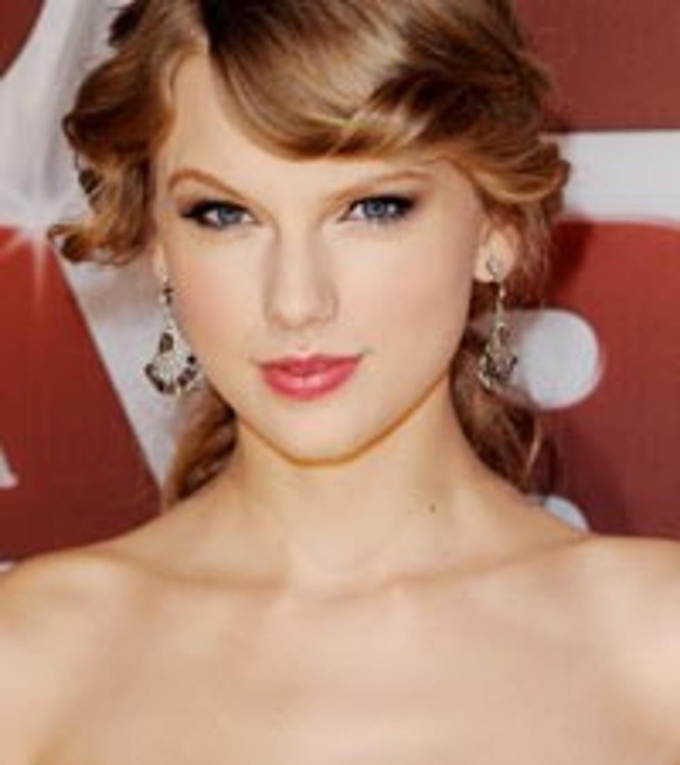 Taylor Swift Wins Entertainer of the Year at 2011 CMAs