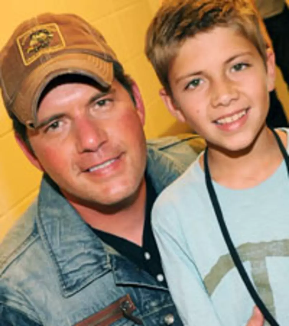 Rodney Atkins, Son Elijah Wrestle With Seven-Foot Bull Shark