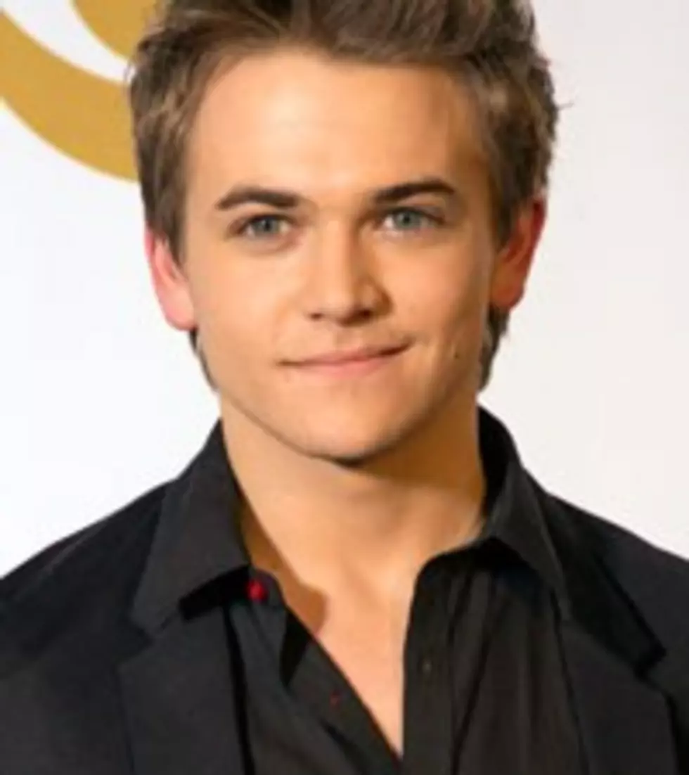 Hunter Hayes’ Grammy Wardrobe Watch; Kelly Clarkson Grammy Rumors + More: Country Music News Roundup