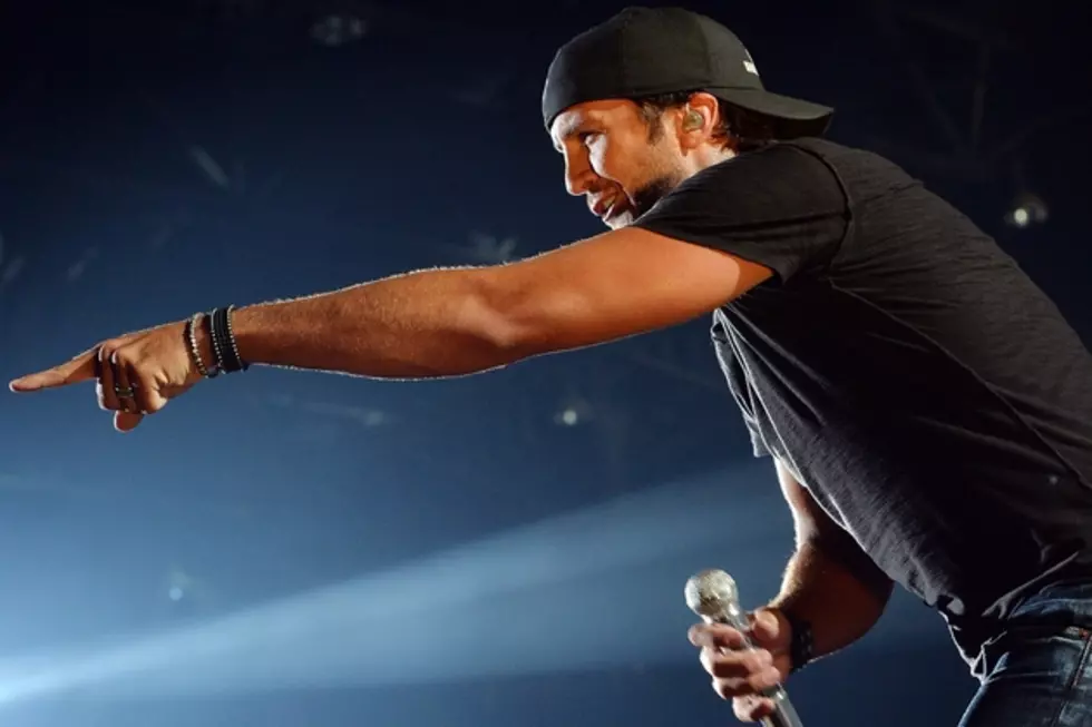 News Roundup &#8211; Luke Bryan Goosed at Awards Show, Kelly Clarkson Shares Pregnancy Update