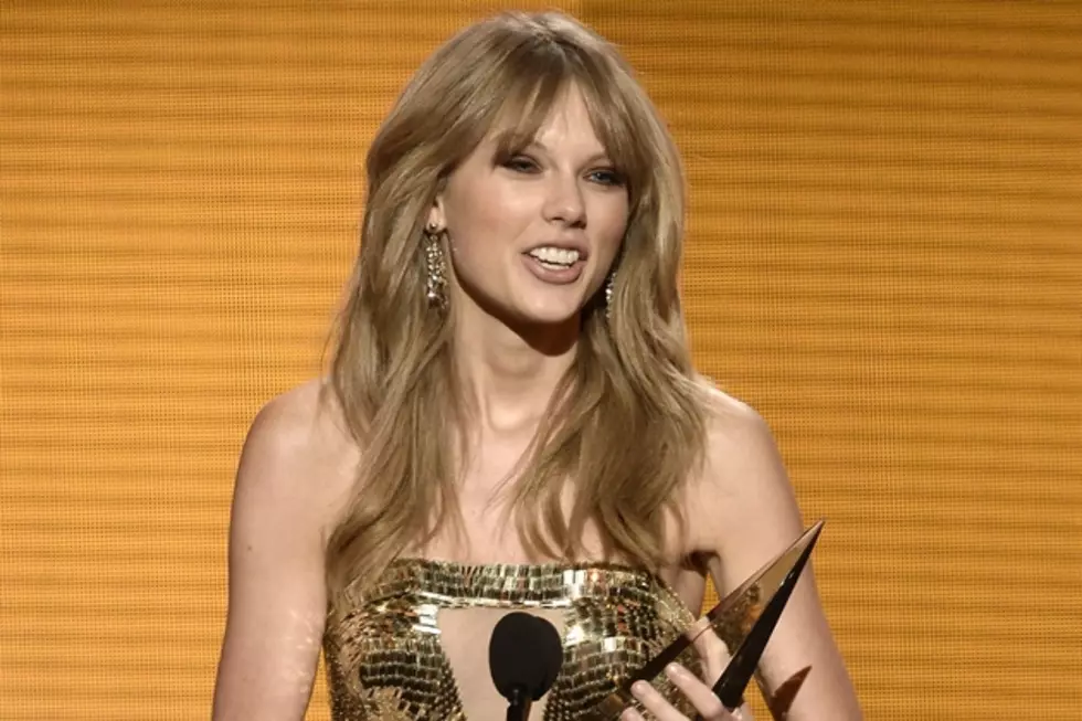 Taylor Swift Takes Home Favorite Country Female Artist at 2013 AMAs